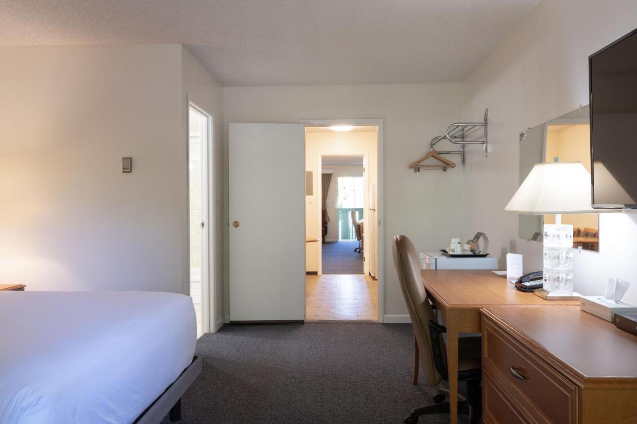 Robin Hood Inn And Suites Victoria Ngoại thất bức ảnh