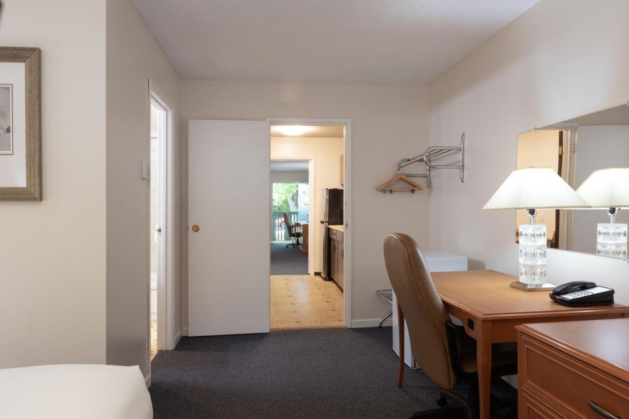 Robin Hood Inn And Suites Victoria Ngoại thất bức ảnh