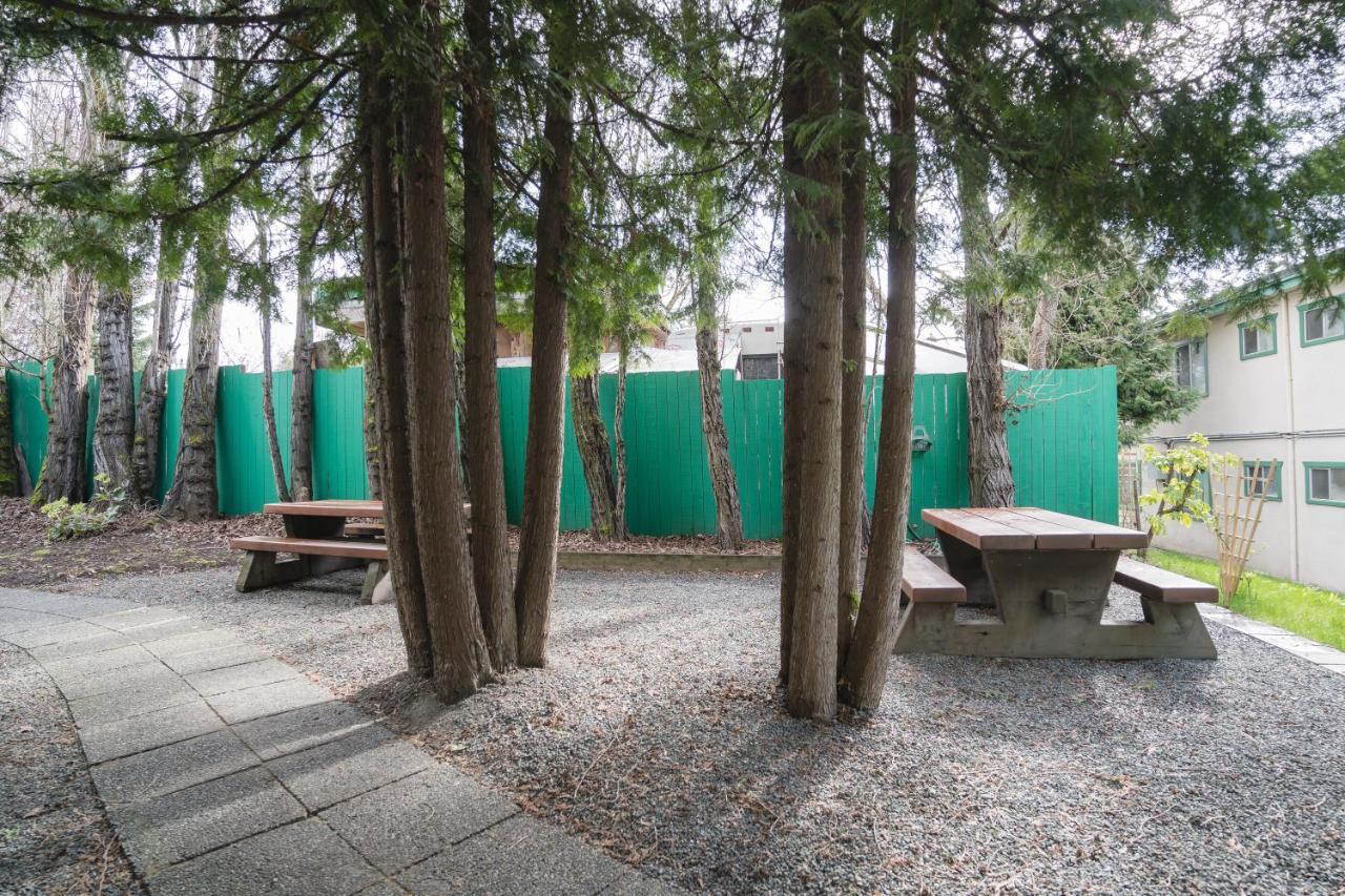 Robin Hood Inn And Suites Victoria Ngoại thất bức ảnh